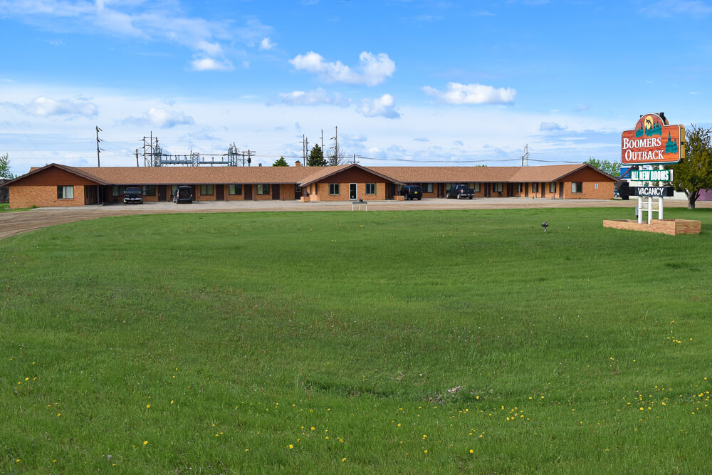 Boomers Outback Motel exterior